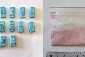 Se secuestraron 104,79 gramos de marihuana, 35 pastillas de éxtasis, cuatro bolsas de metanfetamina "cristal" y siete troqueles de LSD. Crédito: Prensa GNA.
