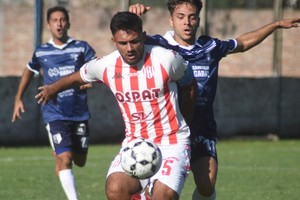 La figura del partido fue el "5" tatengue, Franco Tanneur, que se hizo dueño de la mitad de la cancha. Crédito: Luis Cetraro