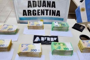 Los agentes retuvieron varios billetes de distinta nominación, los cuales se encontraban en la ropa del detenido.