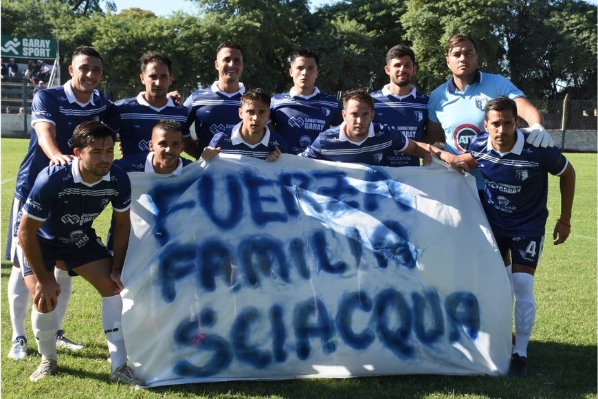 Sentido homenaje del conjunto lasallano a la familia Sciacqua por el reciente fallecimiento de Tomás, que además motivó un minuto de silencio previo al inicio del encuentro. Un cariño al alma en tan difícil momento. Crédito: Luis Cetraro