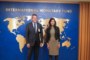 Sergio Massa junto a Gita Gopinath, primera subdirectora gerente del Fondo Monetario Internacional. Crédito: Ministerio de Economía