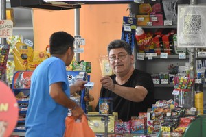 Eduardo, atendiendo en el kiosco de la terminal: "La charla con un cliente conocido se da por decantación, nace naturalmente", confiesa. Crédito: Pablo Aguirre.