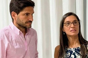 La diputada nacional Carolina Castets junto al candidato a gobernador radical Maximiliano Pullaro