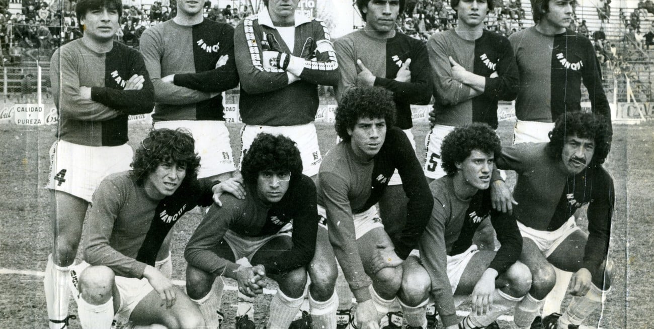 Esta foto es de 1983 pero hay dos de los tres autores de los goles en aquél partido ante Tigre. A la izquierda de Micheli (el arquero) está Alberto Manuel Bustingorria; el segundo de los agachados, arrancando desde la izquierda, está Américo Pesoa.