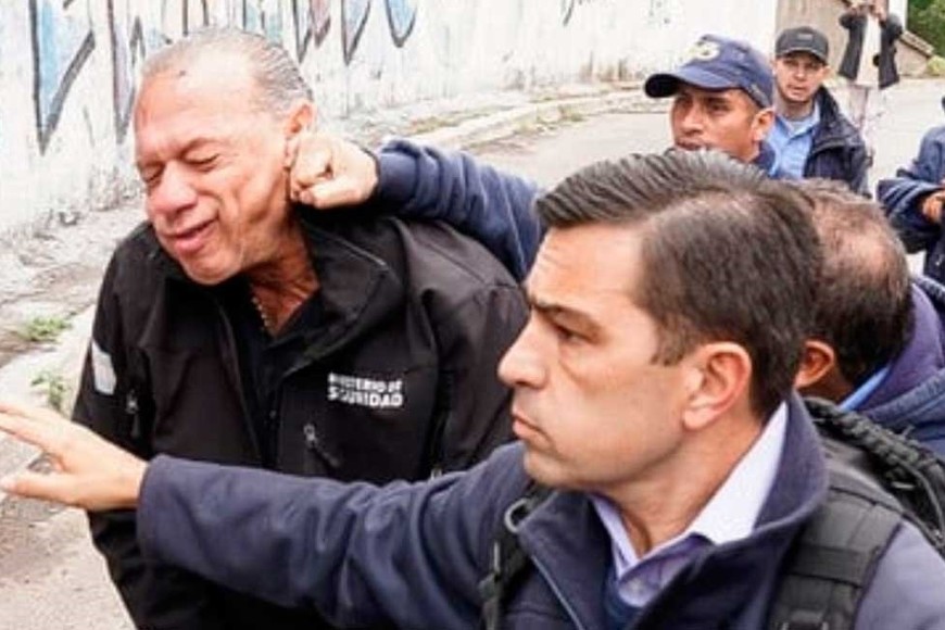 Uno de los manifestantes golpeó en el rostro al ministro de Seguridad.