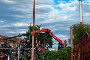 Antes de iniciar la compactación, se retiran los fluidos de los vehículos para que lleguen descontaminados al proceso de compactación.