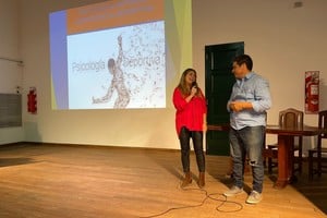 El taller  tuvo como objetivo analizar la importancia del juego en la infancia, el manejo de las frustraciones, y las actitudes antes las competencias.