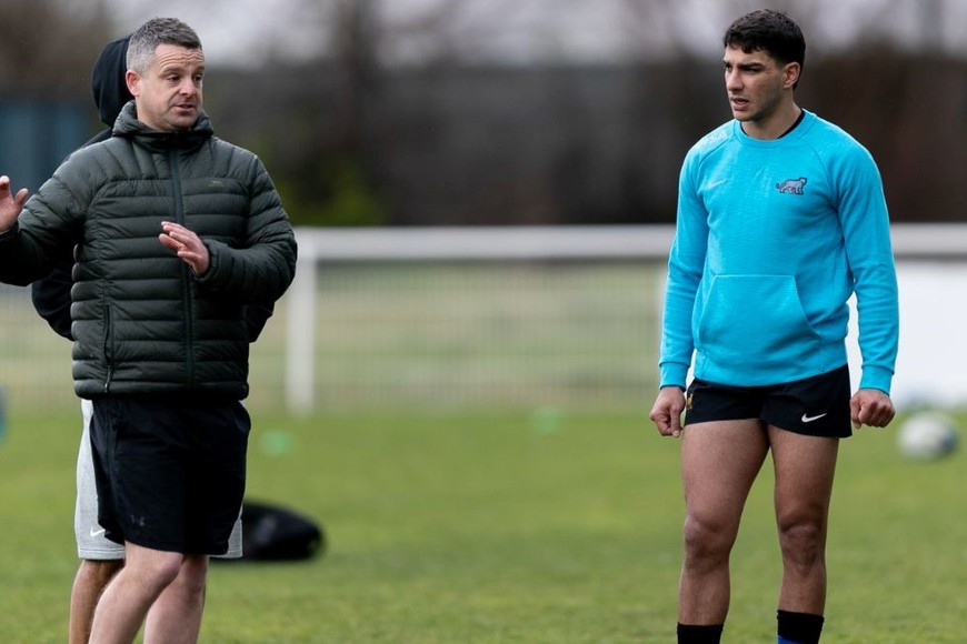 Santiago Carreras conversa con Alan Kingsley, especialista en patadas. Fue en el Camp que Los Pumas tuvieron hace un par de semanas en París. Crédito: Prensa UAR / Gaspa Fotos.