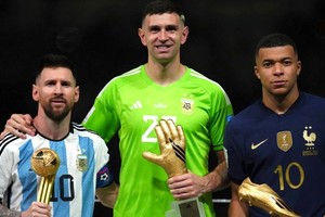 Lionesl Messi, Emiliano MArtínez y Kylian Mbappé. Crédito: Reuters.