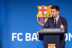 Lionel Messi en la conferencia de 2021 cuando se fue del Barcelona. En poco tiempo más, hablaría en el mismo lugar para confirmar su retorno. Crédito: XINHUA.