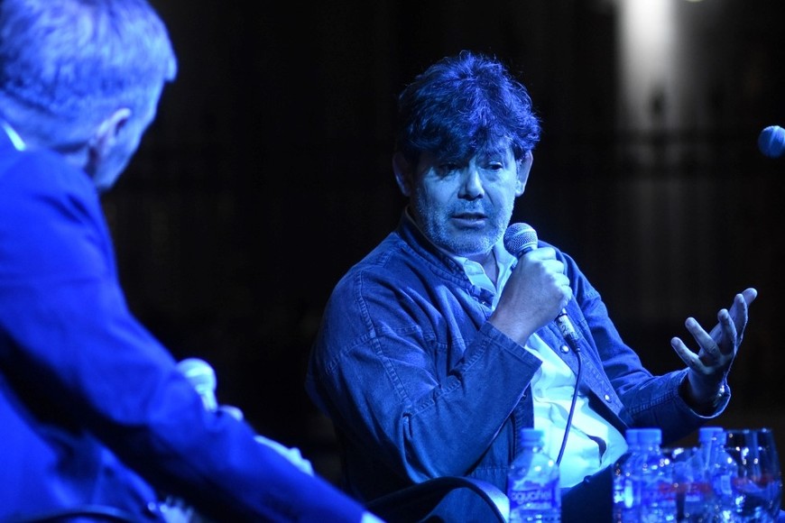 En La Noche de las Ideas, organizada por la Municipalidad de Santa Fe y la Embajada de Francia. Aquí, con el intendente Emilio Jatón. Crédito: Pablo Aguirre