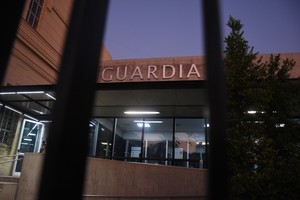 La guardia policial del efector público registró el ingreso este jueves, en horas de la noche. Crédito: Manuel Fabatía/ Archivo.