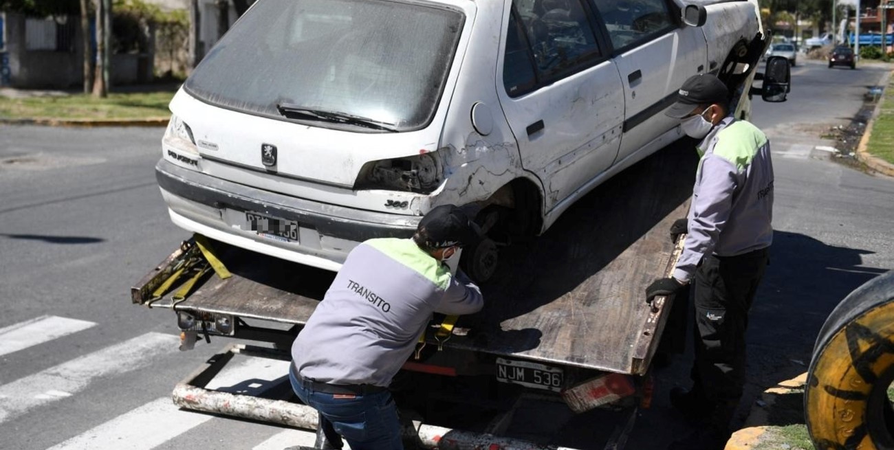 Dengue: en un pueblo santafesino van a retirar vehículos abandonados para combatir focos infecciosos