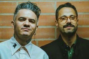 Diamante Eléctrico, banda colombiana basada en México, integrada por el cantante Juan Galeano y el guitarrista Daniel Álvarez.