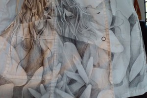 muestra “Híbrida”: intervenciones artísticas sobre guardapolvos de laboratorios.