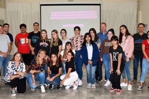 En la actividad estuvieron presentes, el Intendente Gonzalo Toselli, los secretarios de Gestión, Néstor López, de Desarrollo, Marcelo Canavese y el Coordinador de Promoción y Derechos, Karim Lemos, quienes acompañaron a los jóvenes.