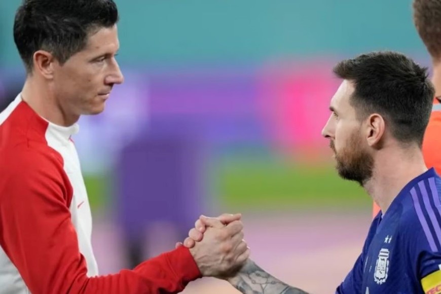 Lewandowski y Messi se saludan. Fue antes del comienzo del tercer partido en el Mundial de Catar, donde Argentina ganó 2 a 0 y confirmó su clasificación a octavos de final. Crédito: La Nación.