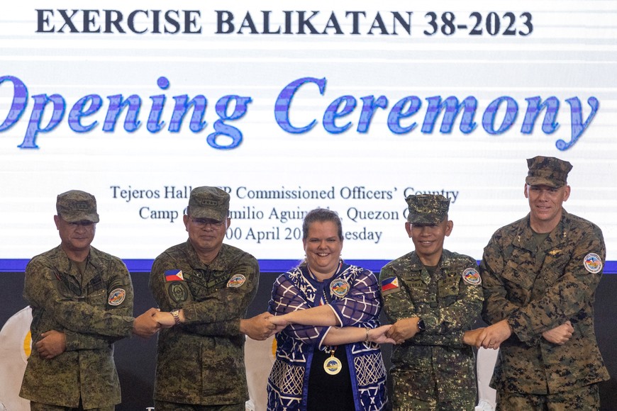 El director del ejercicio de Filipinas, el general de división Marvin Licudine, el jefe militar de Filipinas, Andrés Centino, la representante de la embajada de EE. UU., Heather Variava, el subjefe de personal militar filipino para la educación, la capacitación y el desarrollo, el general de división Noel Beleran, y el representante del director del ejercicio de EE. UU., el general de división Eric Austin. Crédito: Eloisa Lopez / Reuters