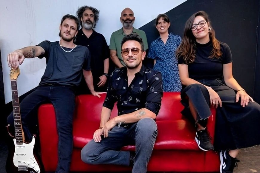 La banda en vivo del proyecto EMI: Emiliano Brancciari rodeado por la banda de gira: Gonzalo Vivas (guitarra), Enrique “Checo” Anselmi (bajo), Pablo Abdala (batería), Lucía Romero (teclados y coros) y Lula Isnardi (guitarra y coros).