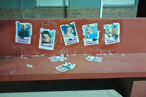 Los papeles pegados en el pueblo. Crédito: El Litoral