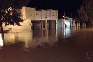 Se produjeron anegamientos temporarios de calles y, en algunos barrios, el agua ingresó a las viviendas.