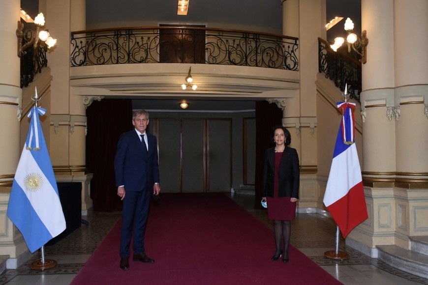 Jatón junto a la embajadora Claude Scherer Effosse. Crédito: Flavio Raina