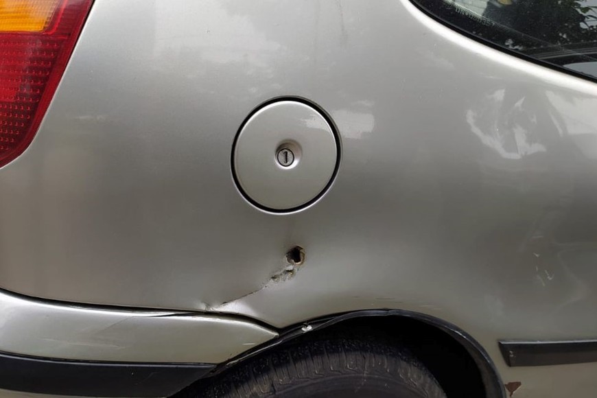 El vehículo presentaba un impacto de bala en su carrocería.