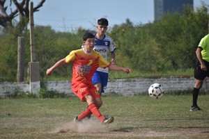 En Alto Verde. Atenas goleó a Defensores y está muy cerca de los líderes. Crédito: Gentileza Liga Santafesina.