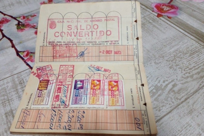 Foto de una libreta de ahorro postal original cedida por una vecina. Allí se ve el sello de "saldo convertido" y las "pegatinas" de distintos colores y valores. Crédito: El Litoral