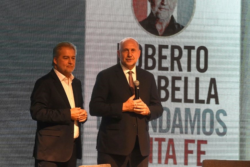 Mirabella presentó libro de propuestas acompañado por Omar Perotti. Créditos: Guillermo Di Salvatore