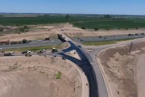 La obra, contempla el fresado y la repavimentación de ambas calzadas de la Autopista en 500 metros hacia cada lado del puente; reparación de alas, estribos, barandas y losas de acceso al puente; la colocación de defensas metálicas en las nuevas calzadas y la iluminación de los ramales y la calle Luciano Molinas con tecnología Led.