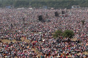 La gente asiste a una función de premiación durante un día caluroso en las afueras de Mumbai, India. Crédito: REUTERS.