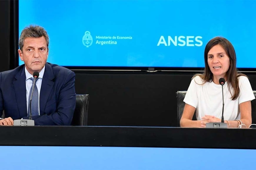 Sergio Massa y la titular de Anses, Fernanda Raverta.