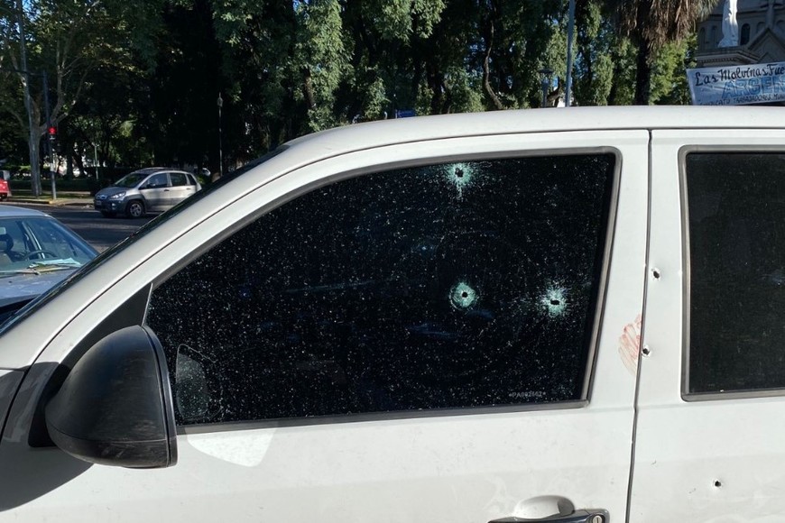 El detalle de los tres impactos de bala en la ventana del conductor. Crédito: Marcelo Manera