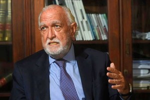 El despacho de Claudia Levin, decana de la FCJS de la UNL, lugar para una charla sin reparos