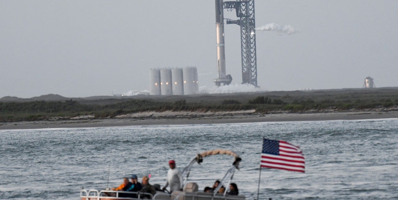 Un barco pasa cuando el lanzamiento de SpaceX Starship se detuvo en T-40 segundos debido a que una válvula se congeló, durante una misión de prueba orbital cerca de Brownsville, Texas. Crédito: Gene Blevins / Reuters