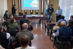 Productores que asistieron al encuentro se mostraron optimistas al informarse sobre los detalles del programa a implementar, que implica una mejora radical a la situación que hoy viven los caminos de la zona.