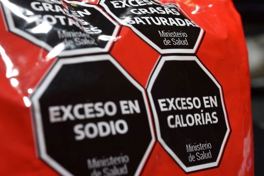 Ley de Etiquetado Frontal dice que los alimentos y bebidas que contengan al menos un sello no pueden ser vendidos en los establecimientos educativos. Créditos: Mauricio Garin