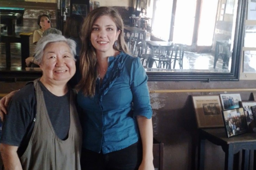 La organizadora del evento, Lorena Nittoli, con referentes del Café. Foto: Gentileza L.N.