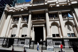 Foto de archivo. La fachada del Banco Central argentino en el distrito financiero de Buenos Aires, Argentina. Dic 7, 2021. REUTERS/Agustin Marcarian