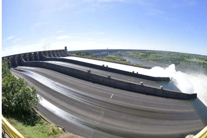 Desde Itaipú ofrecieron vender energía a la Argentina, y ante la negativa tuvieron que abrir las compuertas. Crédito: Gentileza Itaipú Binacional.