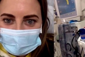 Silvina Luna se hace diálisis mientras espera un trasplante de riñón.