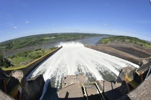 Tras la apertura, la represa hidroeléctrica libera entre 13.000 y 15.000 m3/seg. Crédito: Gentileza Itaipú Binacional.