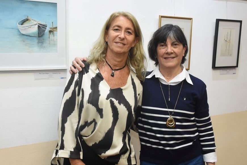 María Eugenia Rodríguez con Cristina Vallejos, curadora de la muestra. Foto: Pablo Aguirre