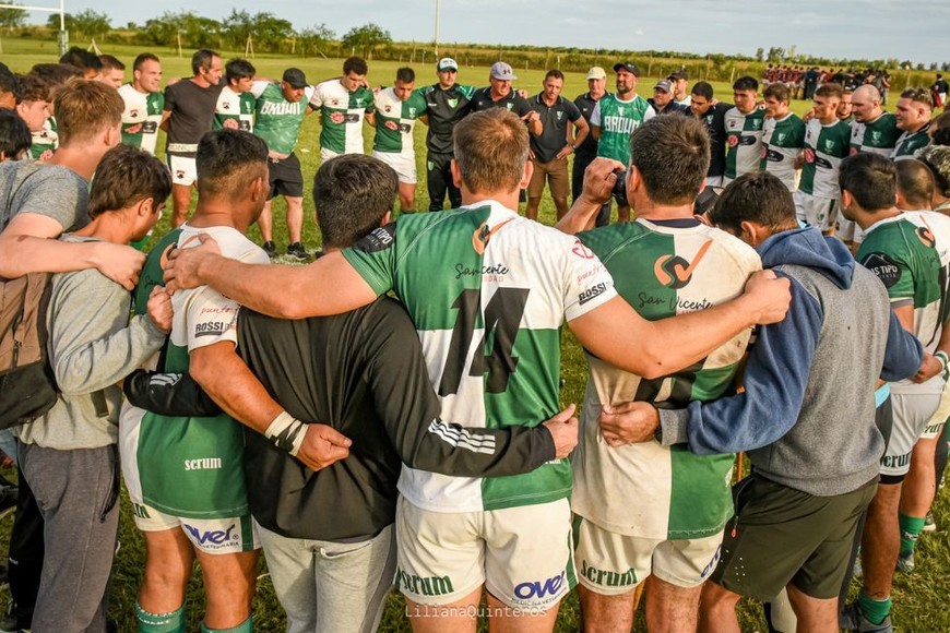 Andrés Citroni, sus colaboradores y los jugadores en la ronda final del partido. Crédito: Liliana Quinteros / Prensa Brown de San Vicente.