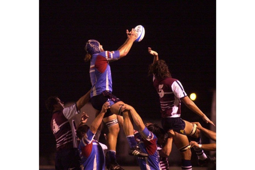 En lo alto, Mariano Taverna con la pelota. El "Chiqui", en la imagen con la camiseta del seleccionado de Santa Fe. Un referente que sigue en contacto con su club de origen. Archivo El Litoral.