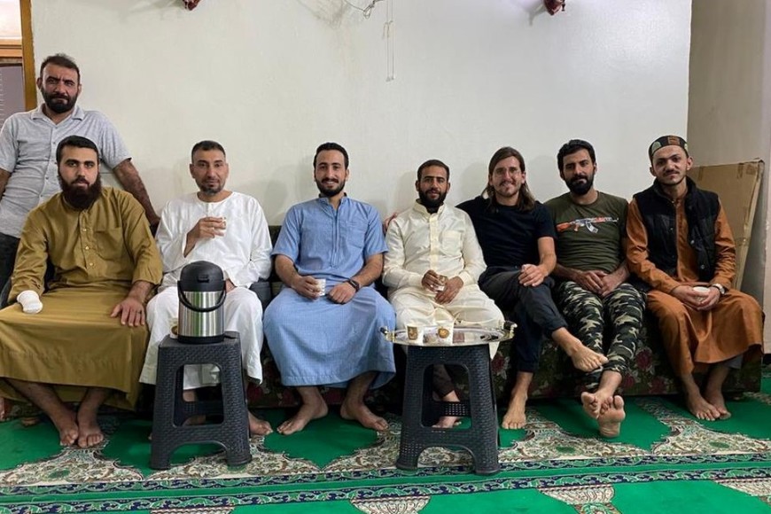 Bebiendo shai (té) en una mezquita en la capital de Irak, Bagdad, luego de haber interrumpido el ayuno que musulmanes practican durante el mes de Ramadán.