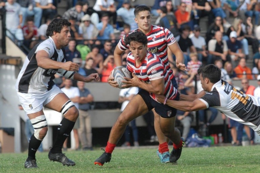 Valentín Fernández, con la pelota, y Bautista Galassi en su apoyo. Dos de los más jóvenes del plantel de Sauce Viejo. Crédito: Mauricio Garín.