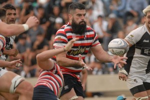 Fabián Frustaglia punto de tomar la pelota en el partido ante CAE. Crédito: Mauricio Garín.