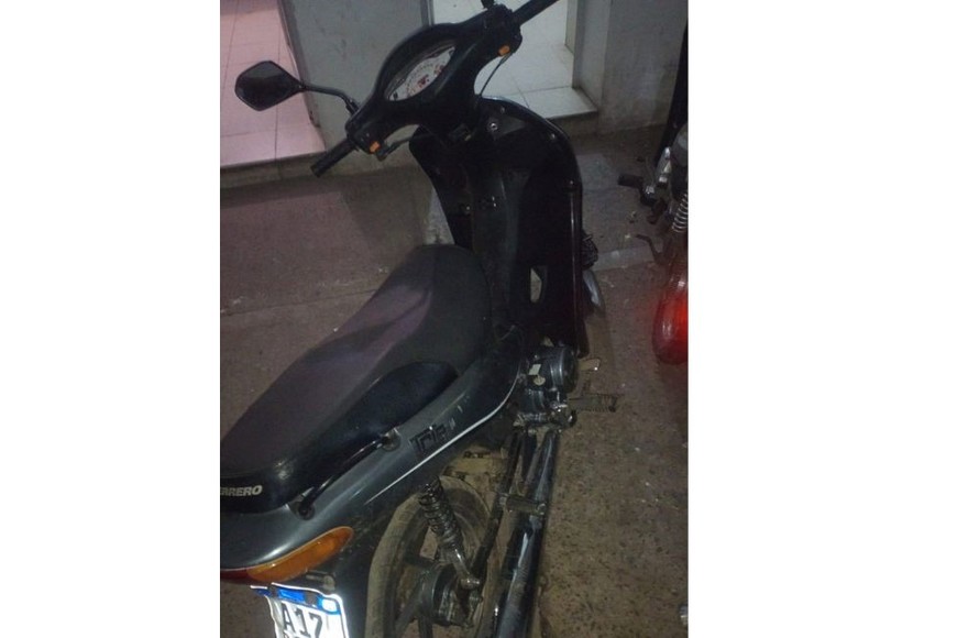 La moto que fue secuestrada por los policías. Crédito: El Litoral.